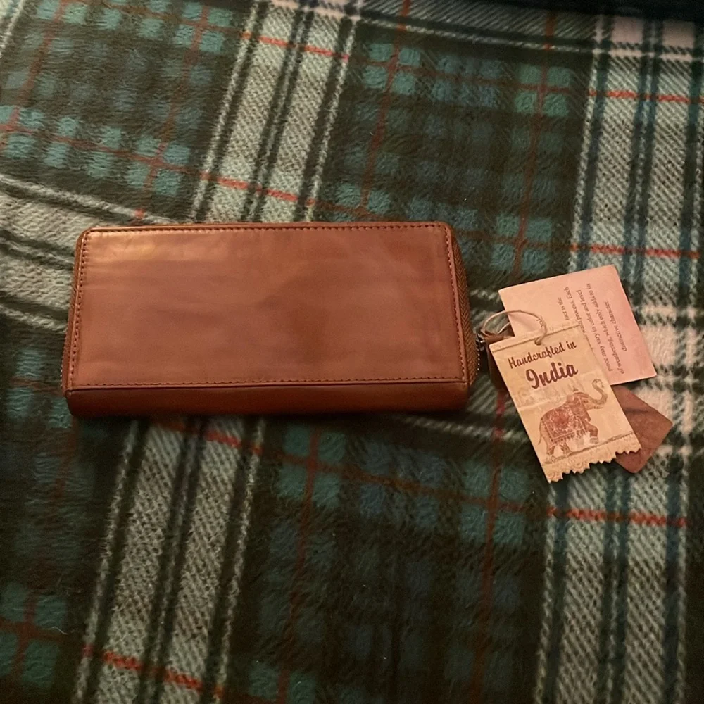 NWT BROWN LEATHER WALLET - Picture 2 of 4